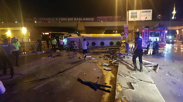 Avcılar’da akaryakıt yüklü tanker devrildi