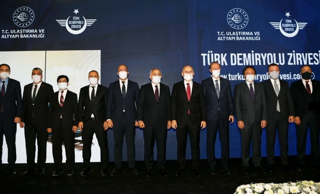 Bu yıl ilk kez düzenlenen, “Türk Demiryolu Zirvesi” ile Türkiye’nin demiryolu dünyasındaki en önemli gündem maddeleri sektörün öncü isimleri tarafından masaya yatırılıyor.