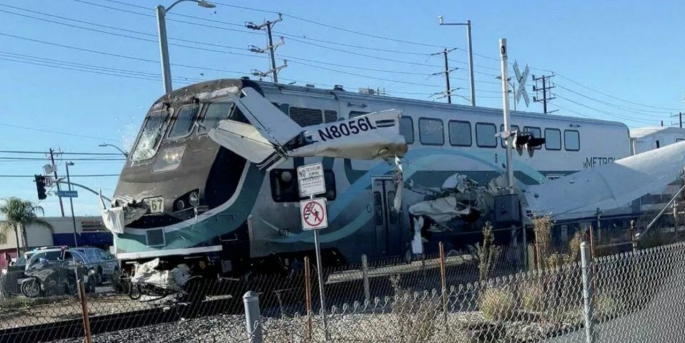 California eyaletinde raylara iniş yapan uçağa tren çarptı.