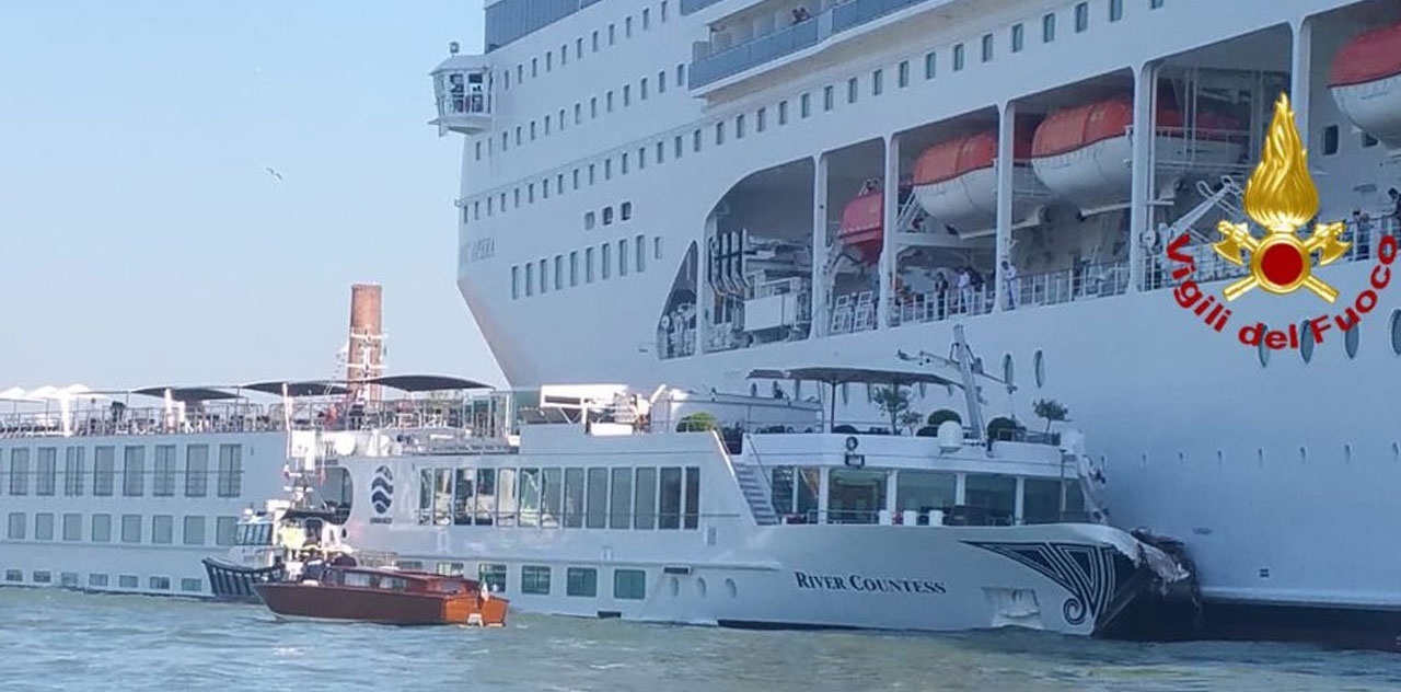 Dev cruise limana daldı, yolcu gemisine çarptı