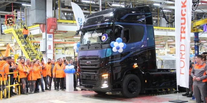 Ford Trucks, Eskişehir’deki fabrikasında ürettiği 300 bininci kamyonunu büyük bir gururla hattan indirdi.