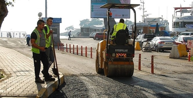 Erdek ilçesi liman girişindeki feribot iskelesine, asfaltlama yapıldı.