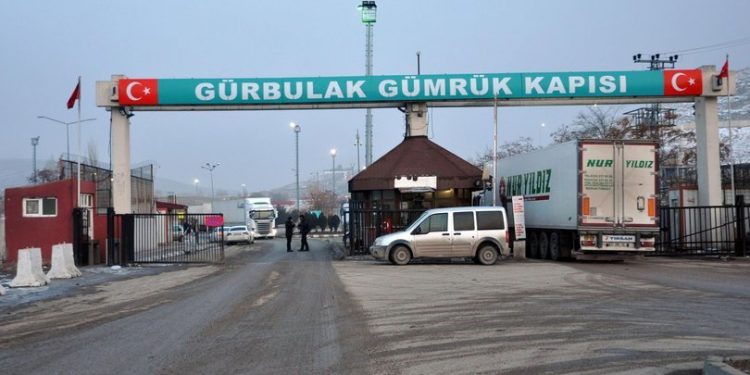 Gürbulak’ta bekleyen TIR’lar Türkiye’ye girmeye başladı