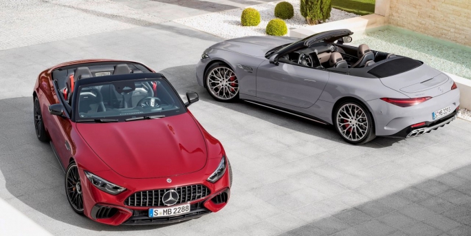 ilk kez seri üretim bir Mercedes-AMG modelinde, jant içinde düzenlenen beş kollu bir ön aks kullanılıyor