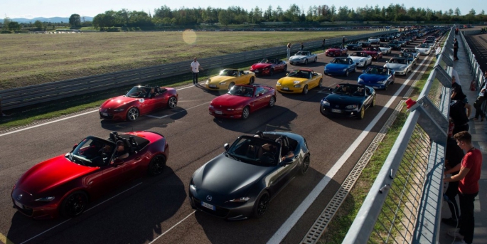 İtalya'daki ünlü Modena Pisti'nde gerçekleştirilen Mazda MX-5 buluşmasına, toplamda 707 adet Mazda MX-5 katıldı.