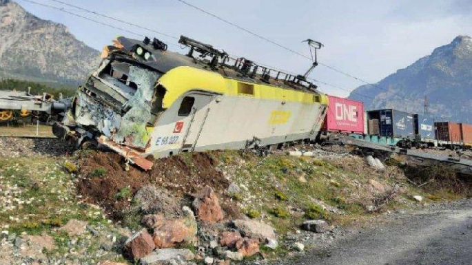 İzmir' de, bir yük treninin 4 vagonu raydan çıktı. 