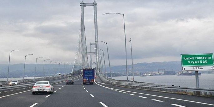 Kar yağışı ve olumsuz hava koşulları nedeniyle Osmangazi Köprüsü'nden İstanbul istikametine sadece kış lastiği olan binek araçların geçişine izin verileceği bildirildi.