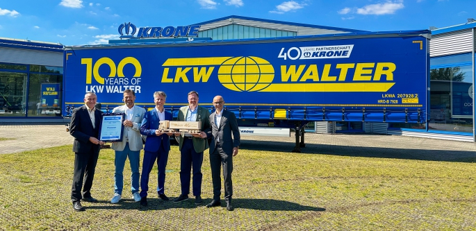 Krone, 40.000'inci treylerin törensel teslimi için Avusturyalı lojistik devi LKW WALTER'dan bir heyeti ağırladı.