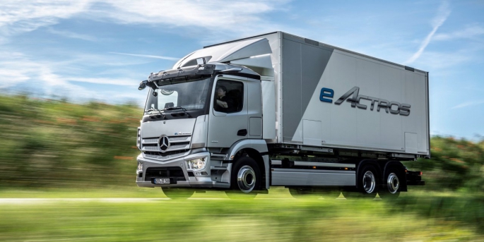 Mercedes-Benz Türk Kamyon AR-GE ekiplerinin geliştirdiği ve eActros’ta kullanılan sistemler, Daimler Truck çatısı altındaki ağır ticari araçlarda ilk defa yer alıyor.