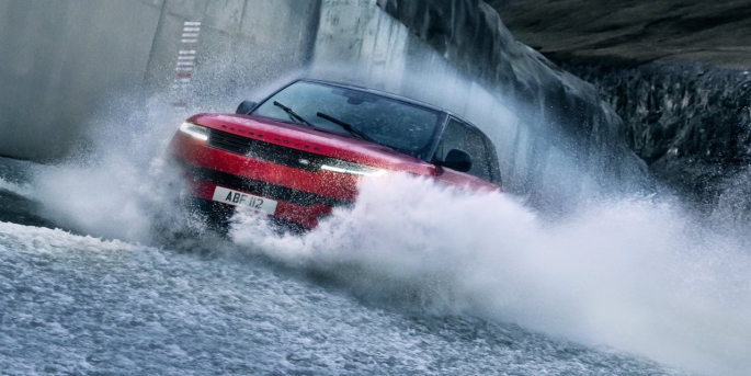 Range Rover Sport’un üçüncü nesli podyuma çıktı.