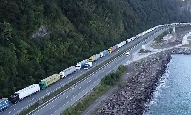 Rusya sınırında günlerdir bekletilen TIR'ların oluşturduğu kuyruk her geçen gün uzuyor.