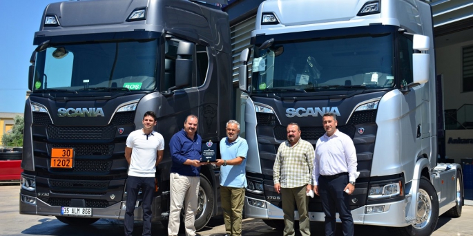 Scania’nın 770 beygir güç ile en yüksek gücü üreten motora sahip 770S modelinin Türkiye’deki ilk teslimatı Olcayto Toker Petrol’e İzmir’de gerçekleştirildi.