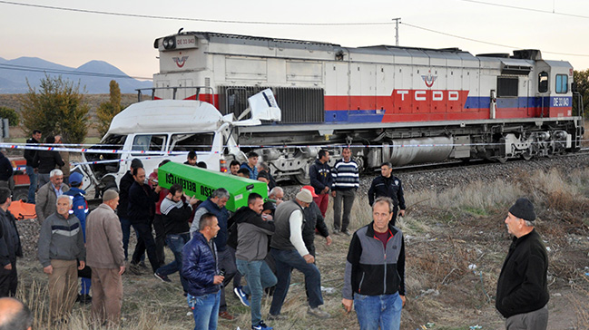 Tren minibüse çarptı: Ölü ve çok sayıda yaralı var