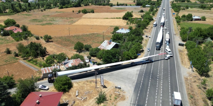 Yılnak, Elazığ’da kurulan 10 adet E-138 tip rüzgar türbininin lojistik ve indirme vinç operasyonlarını başarıyla tamamladı.